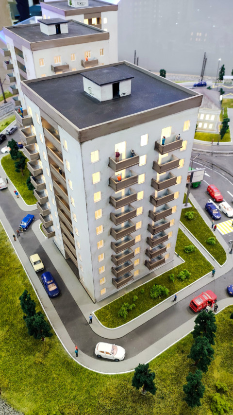 Макет многоэтажного жилого дома с дворовой территорией и транспортными элементами