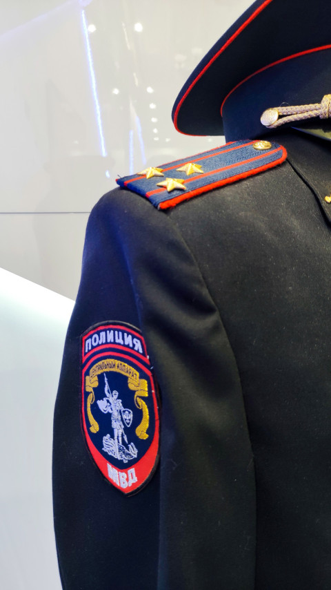 Погон и нашивка полиции России на форменной одежде