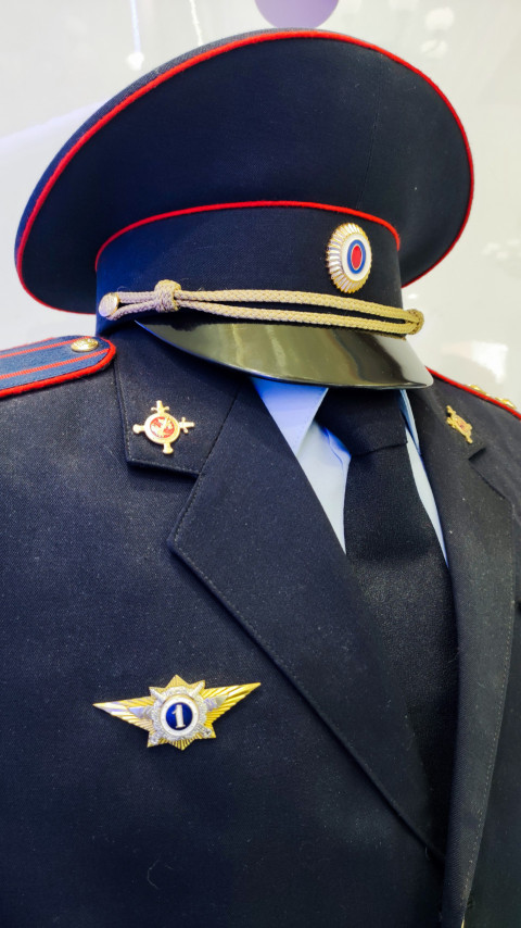 Фрагмент парадной формы МВД России с фуражкой и ведомственными знаками