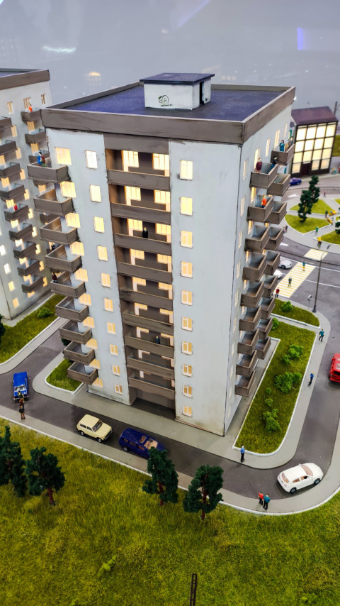 Макет многоэтажного жилого дома и прилегающих дворовых территорий