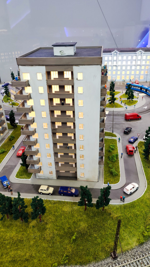 Многоэтажный дом и элементы уличной инфраструктуры на городском макете