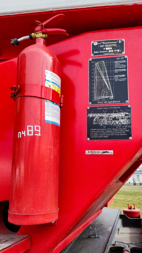 Огнетушитель и таблички пожарной автолестницы АЛ-50 на выставке