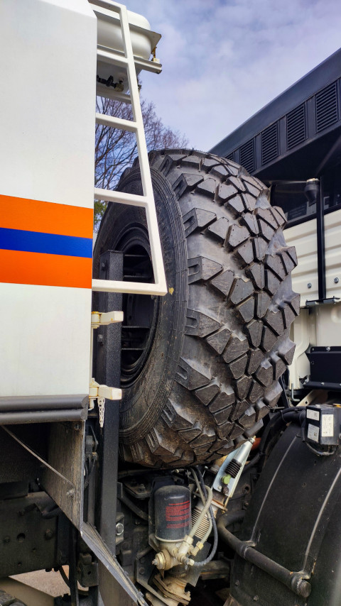 Крупный план запасного колеса спецавтомобиля МЧС России