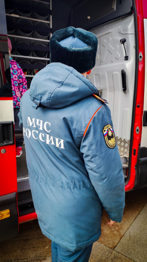 Сотрудник МЧС России у служебного автомобиля на выставке ВДНХ