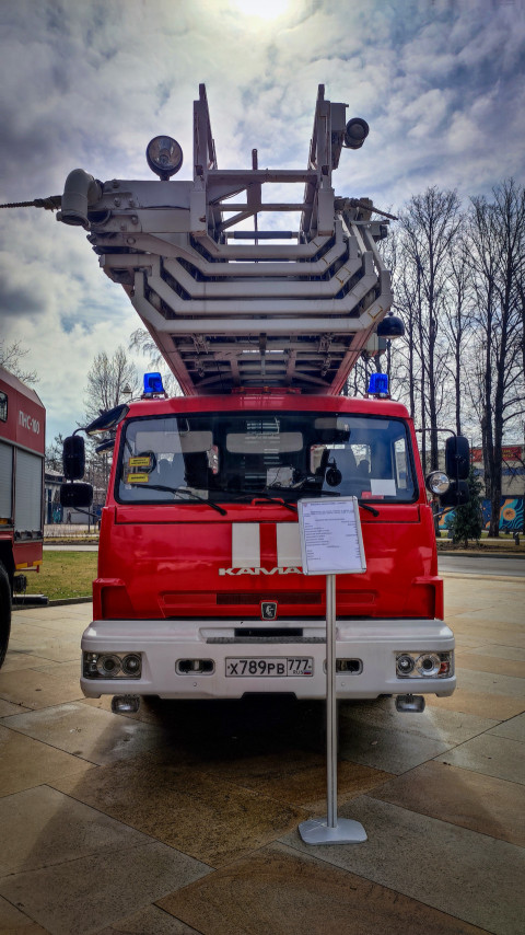 Фронтальный вид пожарной автолестницы АЛ-50 с подъёмной конструкцией