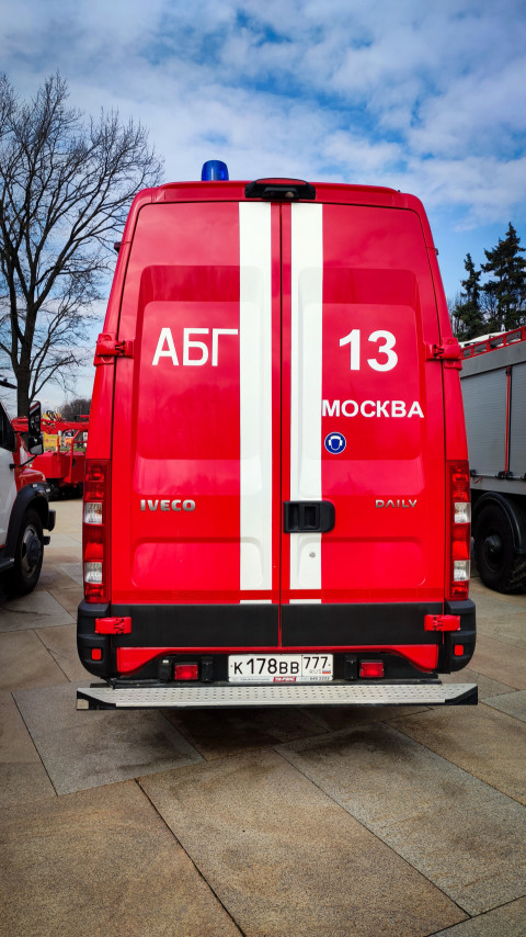 Задний вид автомобиля АБГ-13 МЧС России