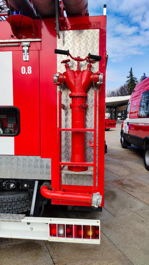 Элемент пожарной автоцистерны с установленным разветвителем