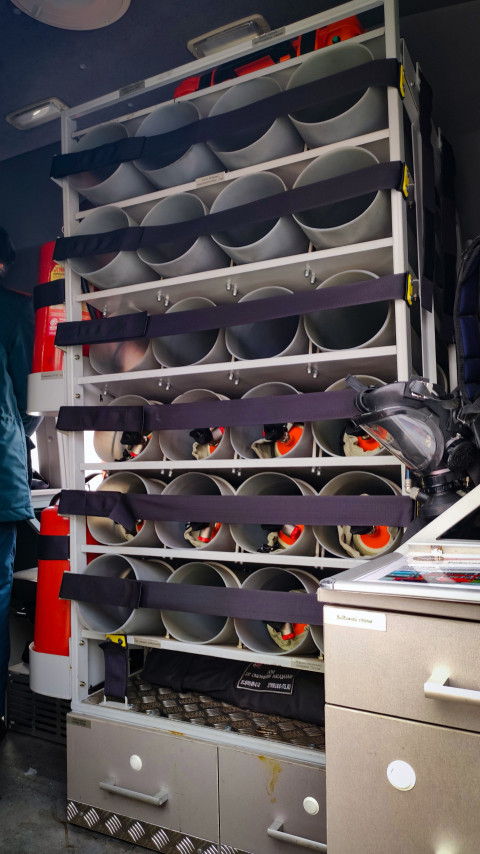 Стойка для хранения дыхательных аппаратов внутри пожарного автомобиля