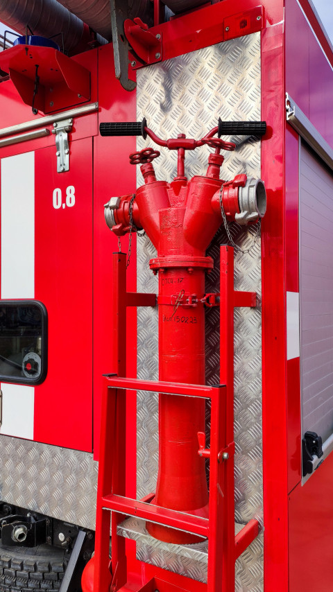 Разветвитель и пожарная арматура на борту автоцистерны