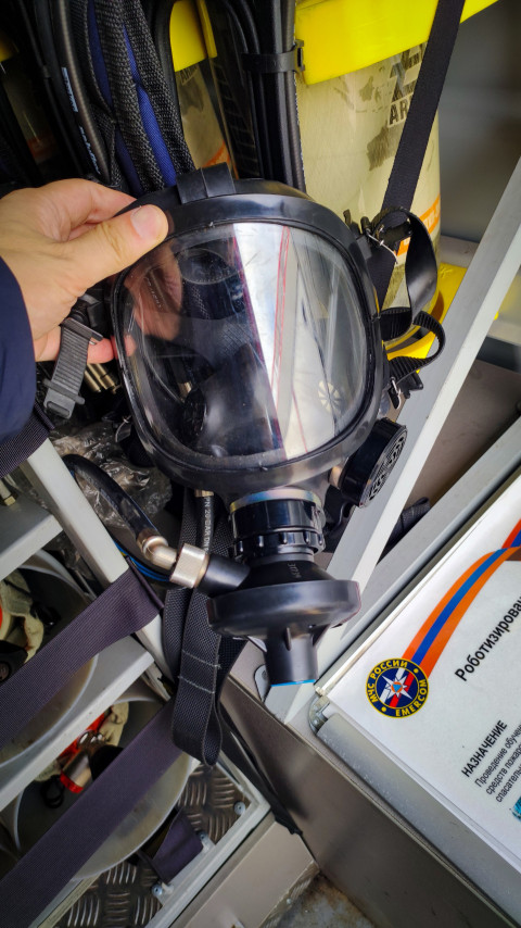 Пожарный дыхательный масочный комплект в автомобиле газодымозащитной службы