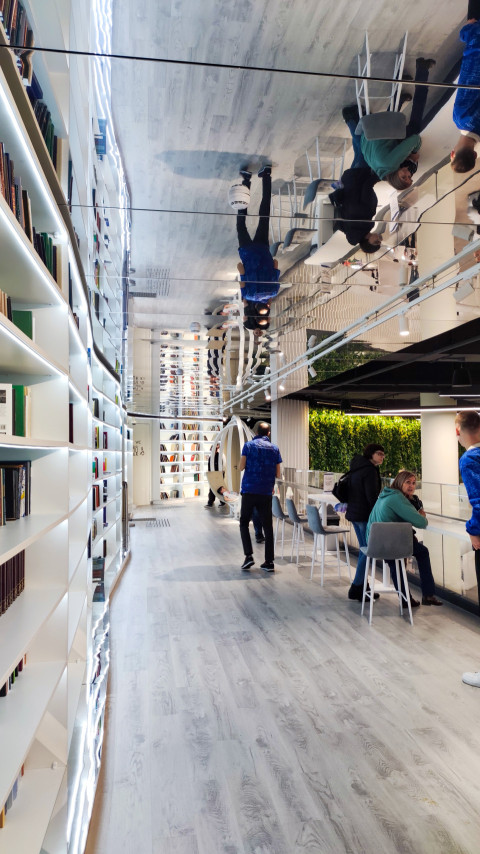 Читальная зона с зеркальным потолком на выставке «Россия»