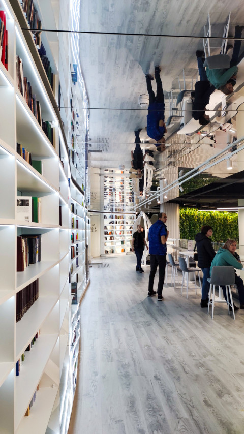 Пространство библиотеки с зеркальным потолком на выставке «Россия»