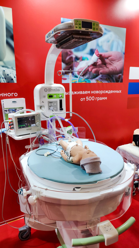 Неонатальный стол с манекеном новорождённого на выставке