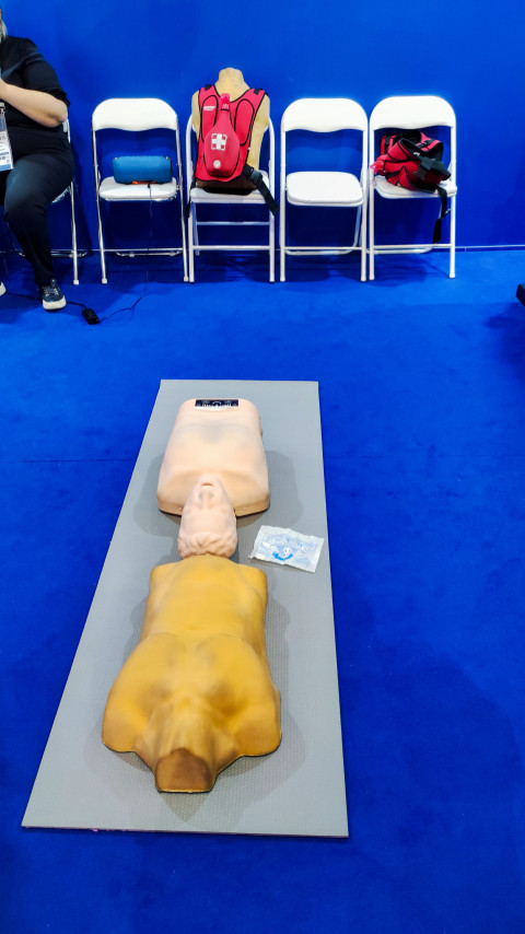 Манекены для отработки сердечно-лёгочной реанимации на учебной площадке
