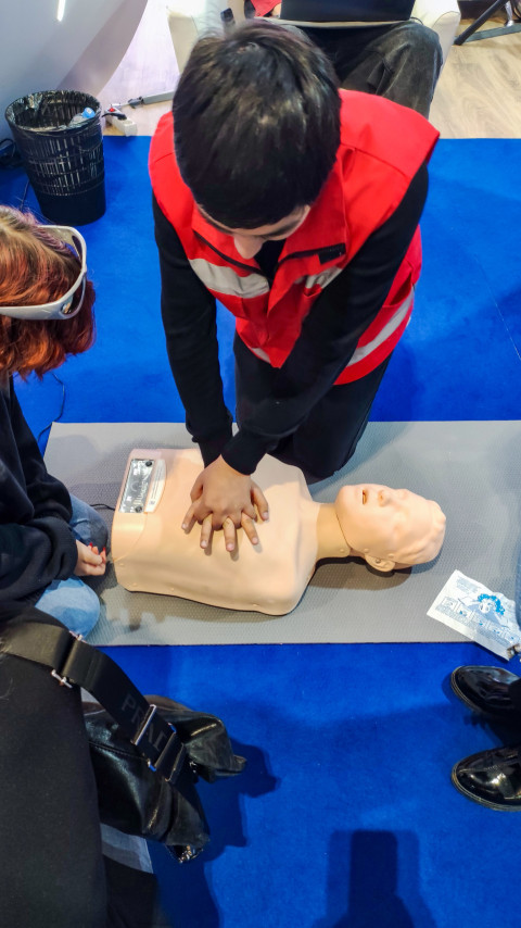 Практика выполнения компрессий грудной клетки на манекене