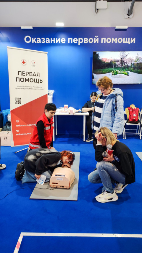 Мастер-класс по первой помощи с участием посетителей выставки