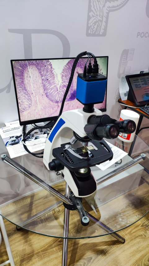 Микроскоп с цифровой надстройкой на научной экспозиции