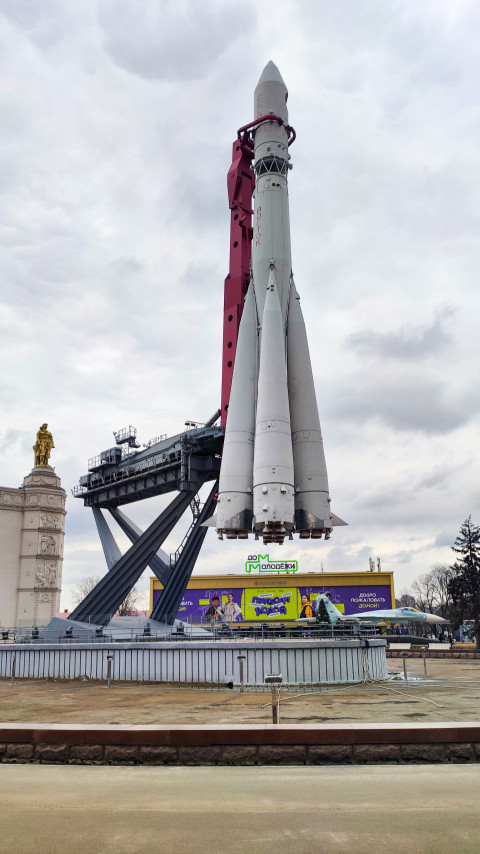 Ракета «Восток» на площади ВДНХ в период выставки «Россия»