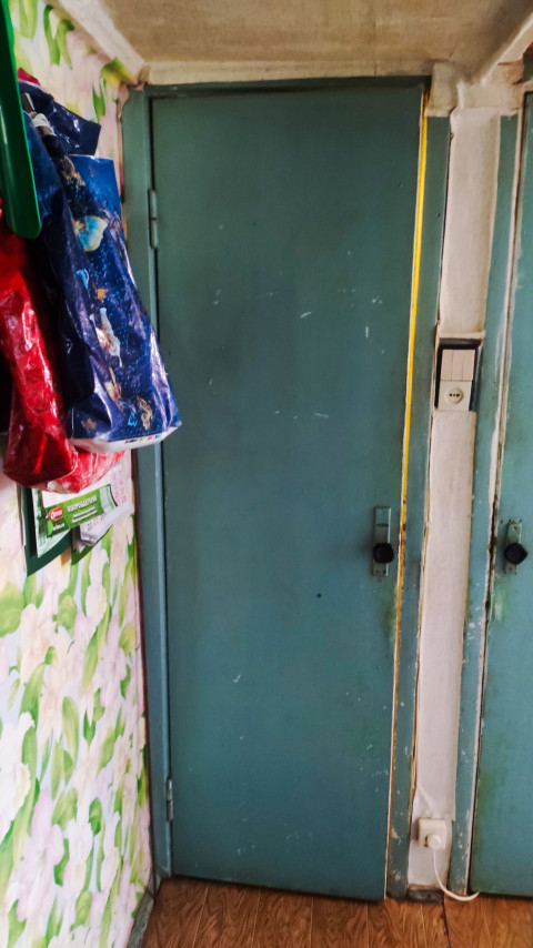 Межкомнатная дверь в узком коридоре квартиры