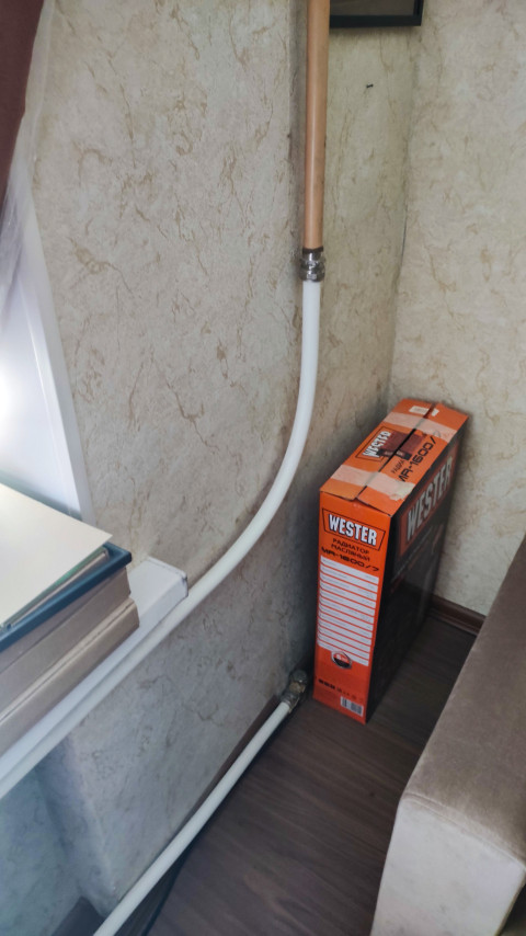 Трубная разводка под подоконником рядом с коробкой оборудования