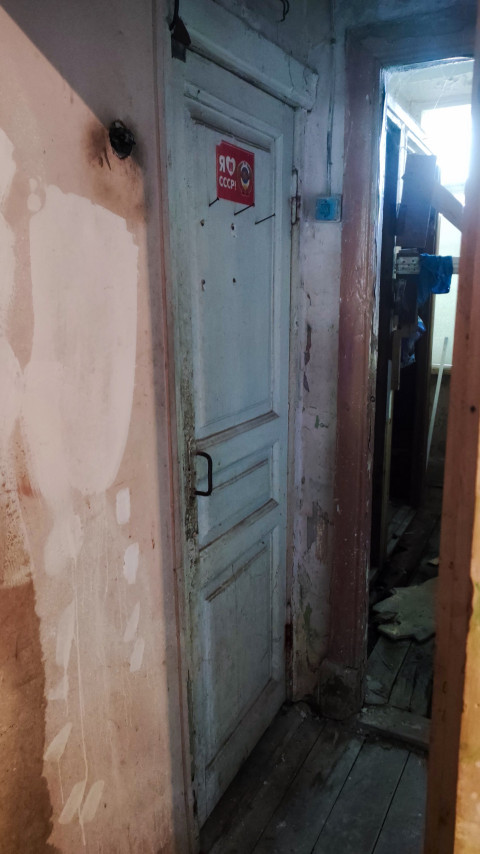 Дверь старого помещения с наклейкой «Я люблю СССР»