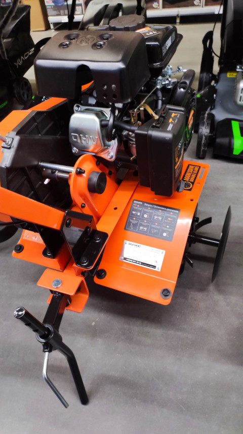 Мотокультиватор с бензиновым двигателем и механизмом привода