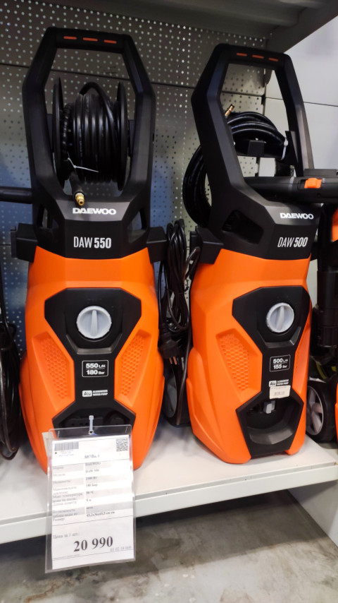 Мойки высокого давления Daewoo крупным планом на стеллаже магазина