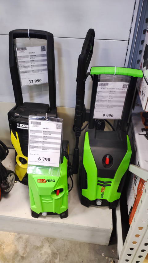 Моечные аппараты RedVerg и Kärcher на торговом стенде