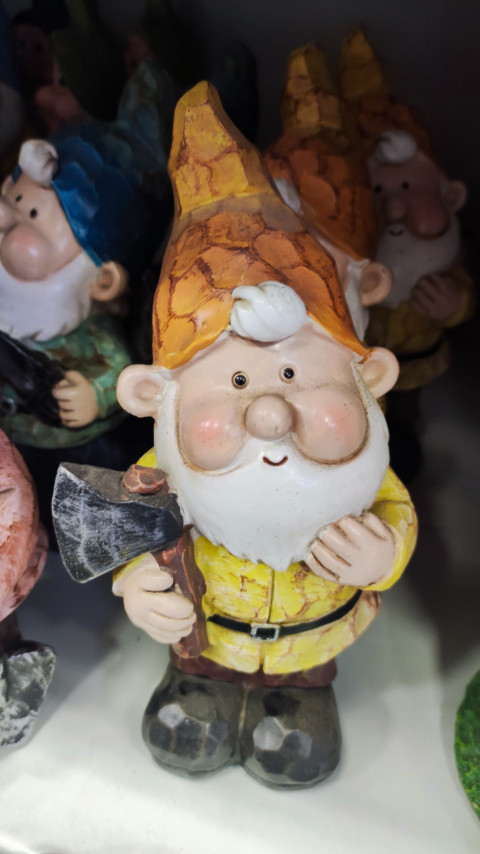 Декоративная фигурка садового гнома с топором