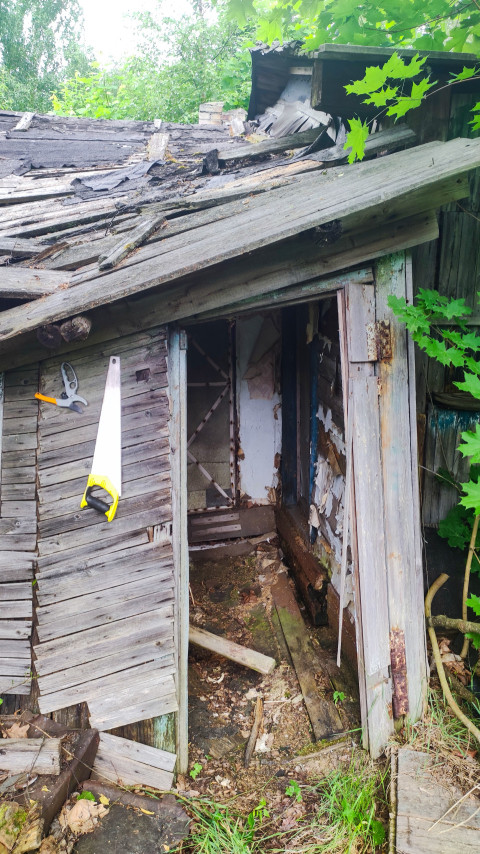 Крыша и вход ветхого деревянного строения