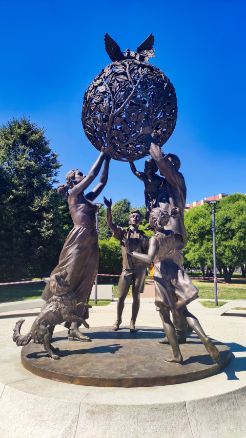 Вид с противоположной стороны на «Семья — залог мира» на круглом постаменте в парке 300-летия Санкт-Петербурга