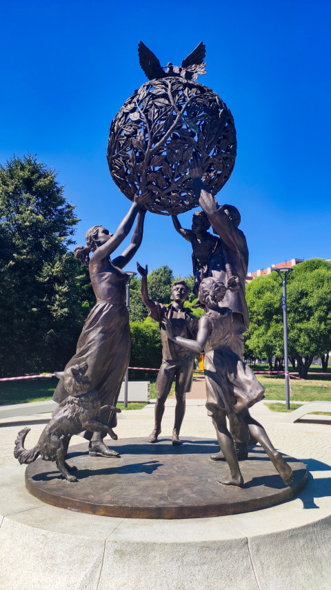 Скульптурная композиция «Семья — залог мира» в Парке 300-летия Санкт-Петербурга