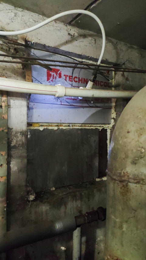 Трубопроводы и теплоизоляционная плита TECHNONICOL в подвальном помещении