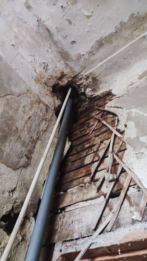 Отверстие в перекрытии с проложенными трубами