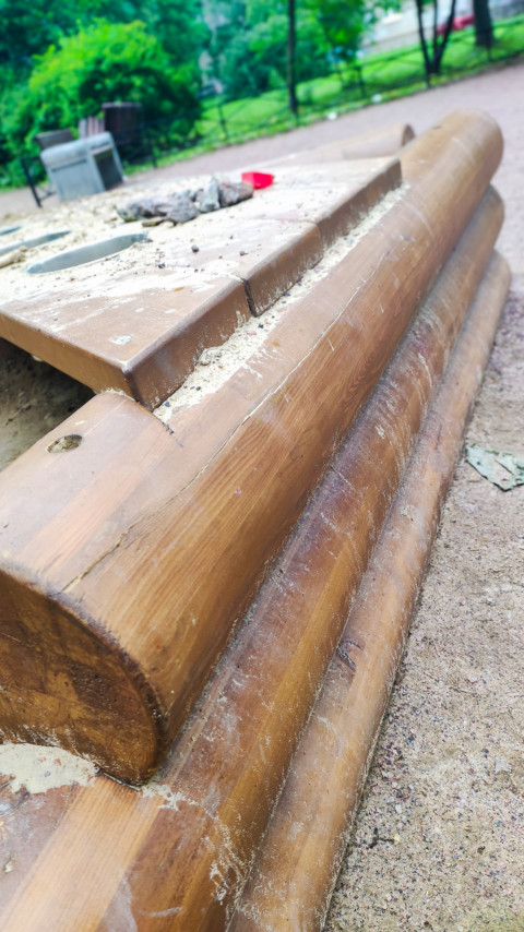 Деревянный бортик песочницы на детской площадке во дворе