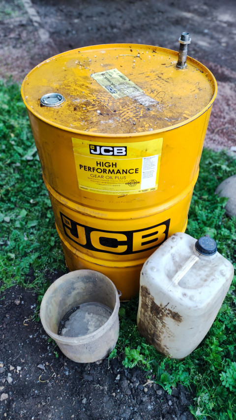 Бочка JCB High Performance Gear Oil Plus и тара для перелива крупным планом