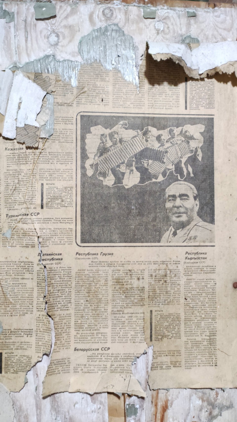 Стена с облезшей краской и газетными обоями выглядит как наглядный пример «ремонта не было давно»