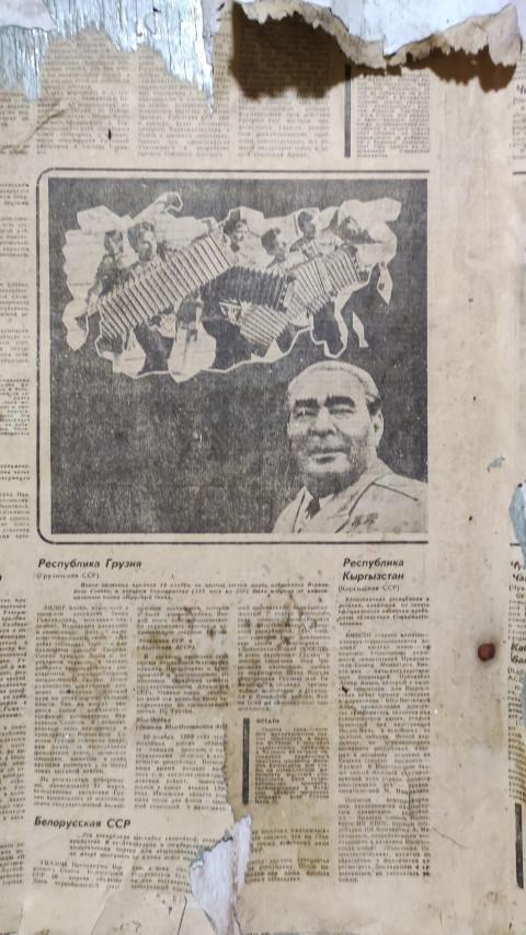 Крупный фрагмент газетной страницы с портретом и рваными краями смотрится как готовая текстура для макета