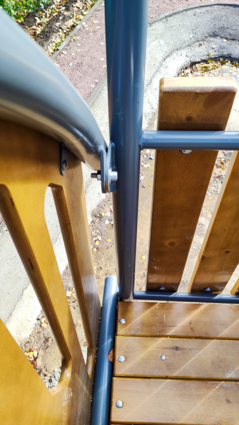 Металлический и деревянный элементы платформы детской площадки