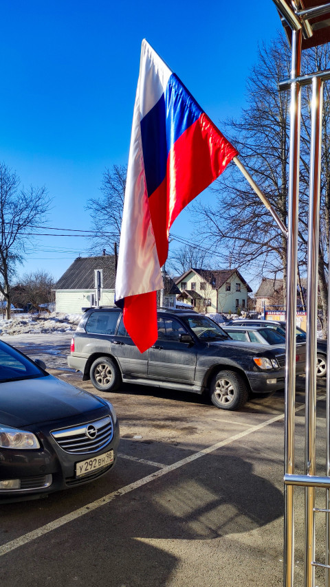 Флаг у парковки рядом с административным зданием