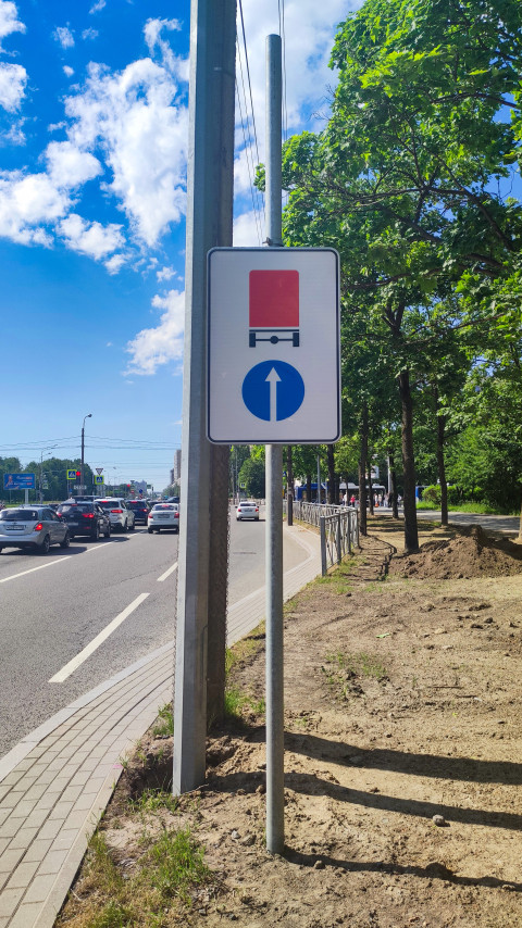 Дорожный знак с указанием движения прямо для грузового транспорта