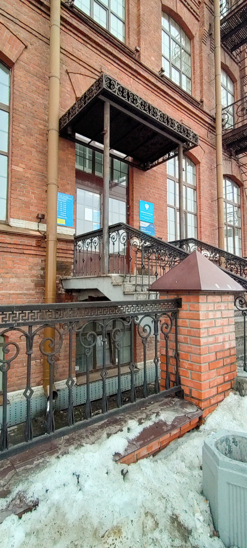 Вход в здание миграционного центра на улице Красного Текстильщика