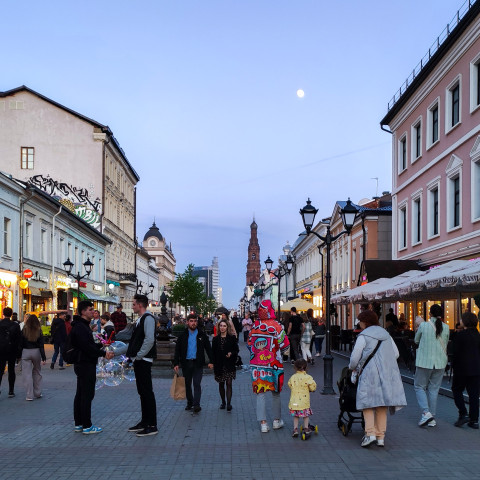 Пешеходная улица Баумана в Казани вечером