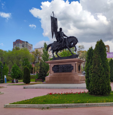 Памятник князю Засекину в Самаре на фоне облачного неба