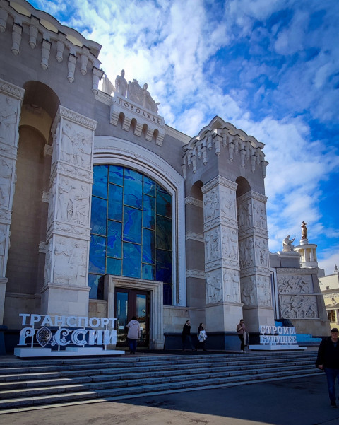 Павильон №15 «Радиоэлектроника и связь» на ВДНХ с витражным входом и барельефами