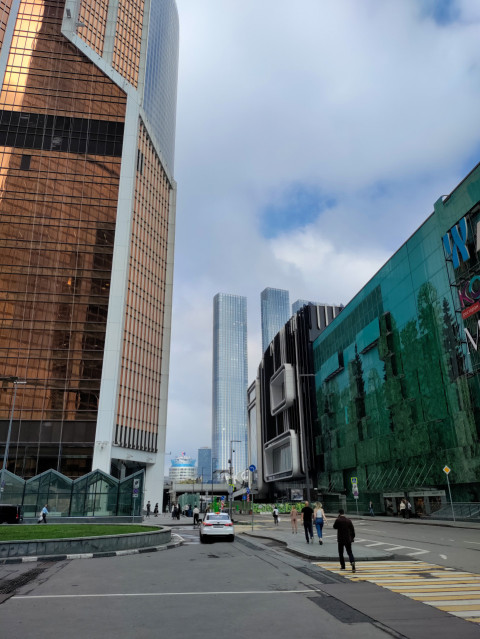 Улица делового центра Москва-Сити с современными зданиями