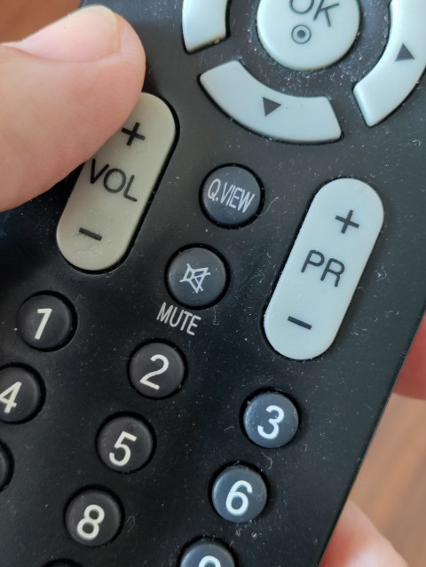 Крупный план кнопок пульта дистанционного управления LG