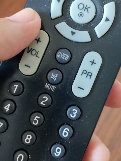 Пульт LG с нажатием кнопки регулировки громкости