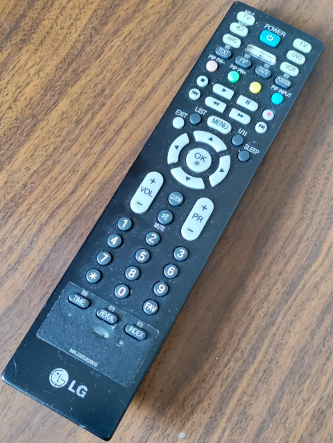 Пульт LG на деревянной поверхности в полном кадре