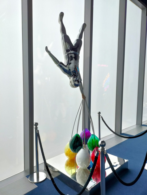 Инсталляция «Why people can’t fly» в интерьере башни «Федерация. Восток»